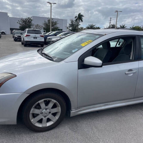 2012 Nissan Sentra SR photo 2