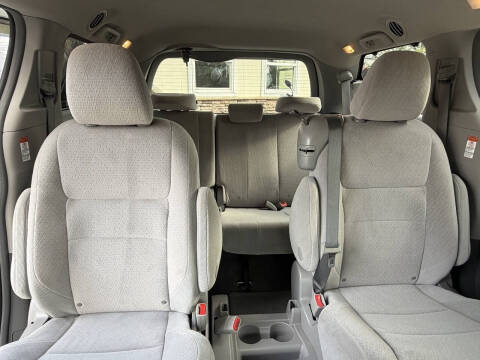 2015 Toyota Sienna LE 8-Passenger