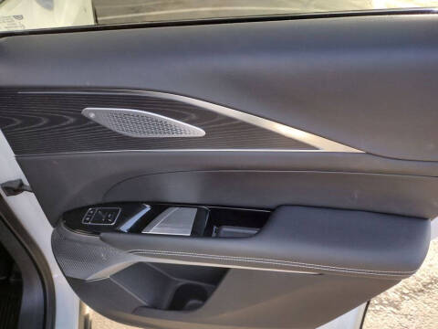 2025 Cadillac LYRIQ Luxury 3