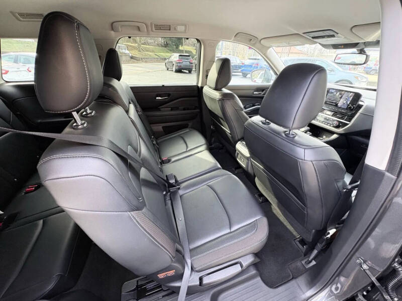 2022 Nissan Pathfinder SL