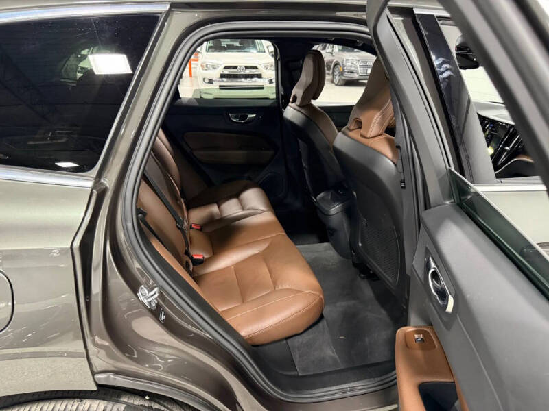 2021 Volvo XC60 T5 Momentum