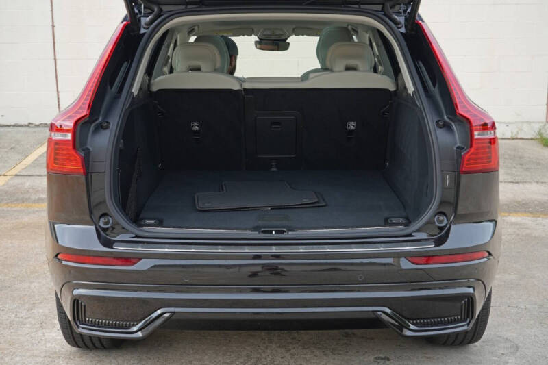 2025 Volvo XC60 T8 Plus Dark Theme