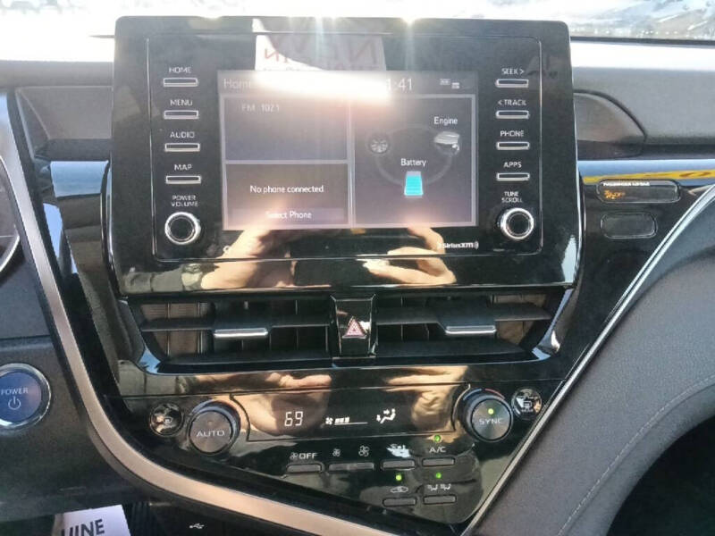 2022 Toyota Camry Hybrid LE