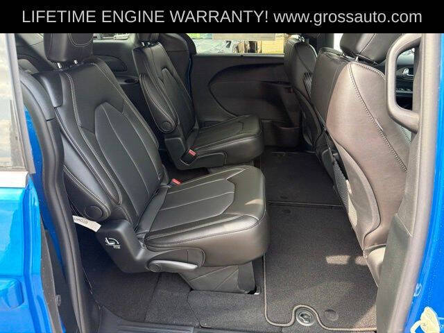 2027 Chrysler Pacifica Select