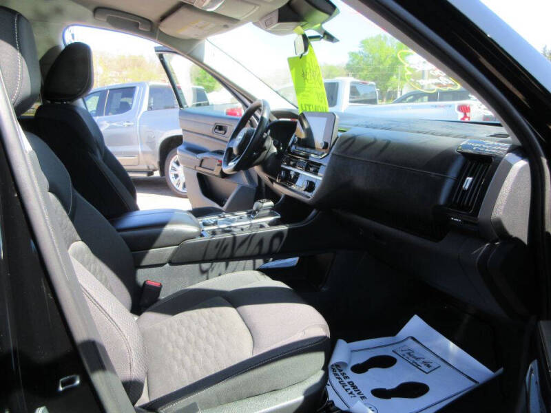 2024 Nissan Pathfinder SV