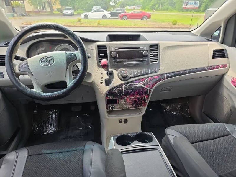 2014 Toyota Sienna SE 8-Passenger