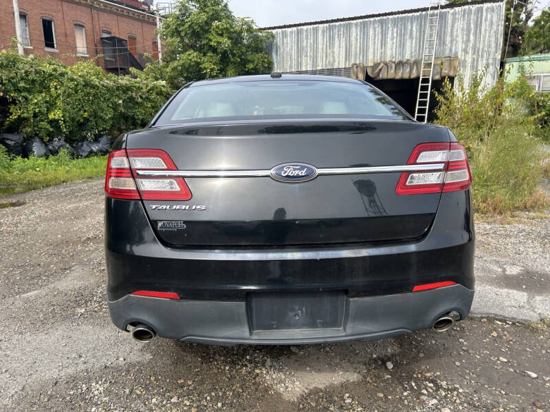 2013 Ford Taurus SE
