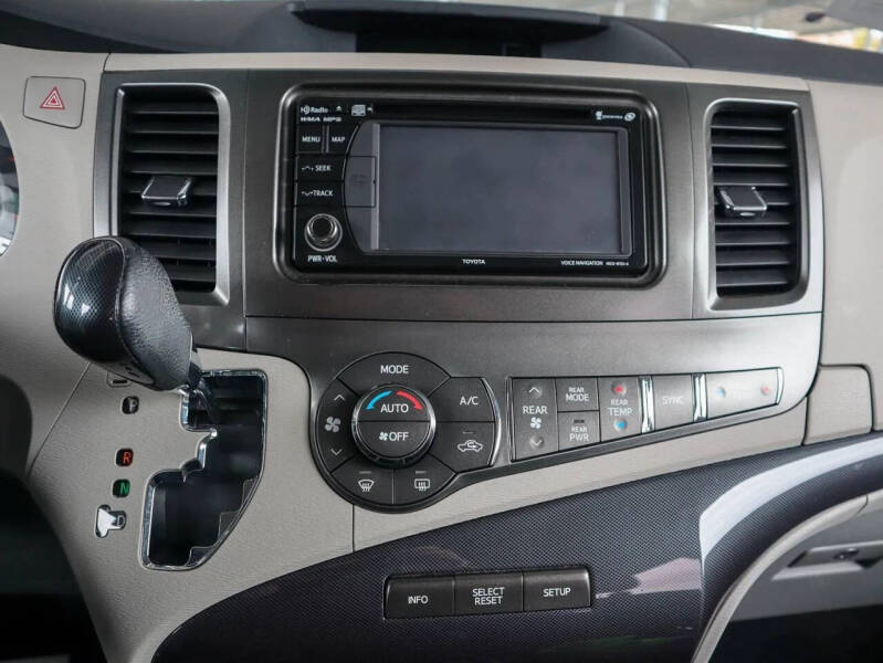 2014 Toyota Sienna SE 8-Passenger