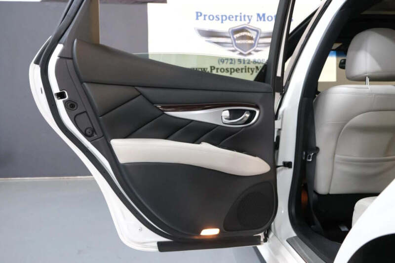 2015 Infiniti Q70 3.7