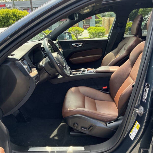 2021 Volvo XC60 T5 Momentum