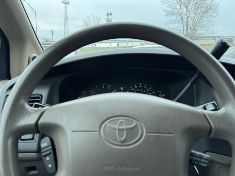 2000 Toyota Sienna LE photo 11