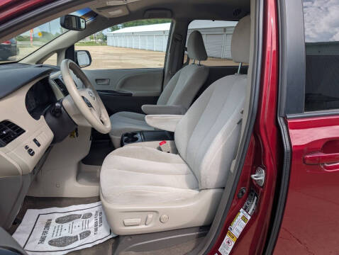 2014 Toyota Sienna LE 8-Passenger