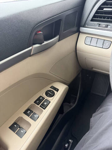 2018 Hyundai Elantra SE