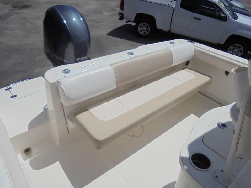 2017 Robalo R222