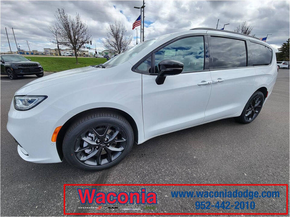 2024 Chrysler Pacifica for sale at Victoria Auto Sales in Victoria, MN