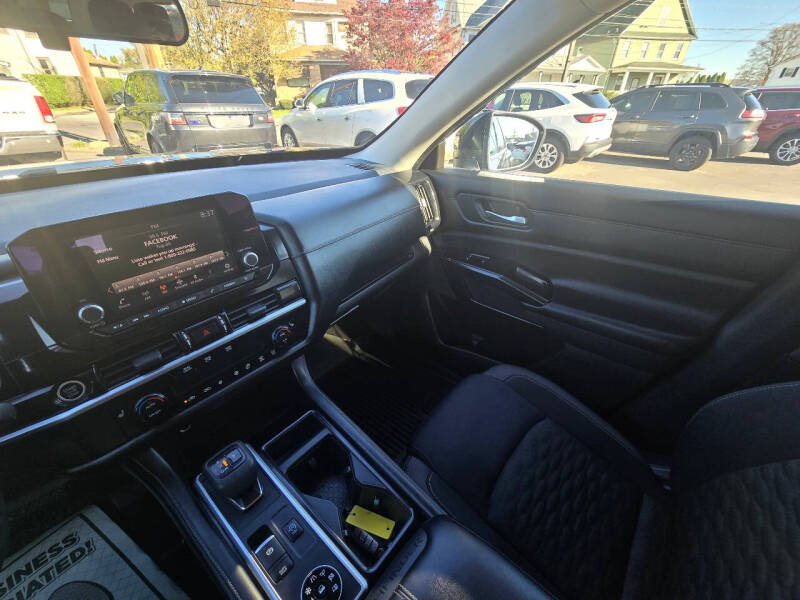 2022 Nissan Pathfinder SV