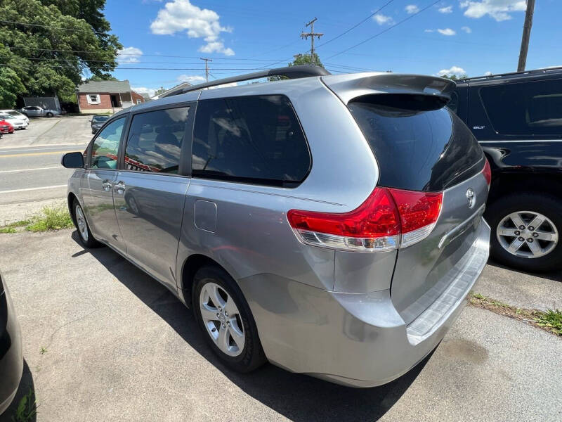 2011 Toyota Sienna LE 7-Passenger Auto Access Seat