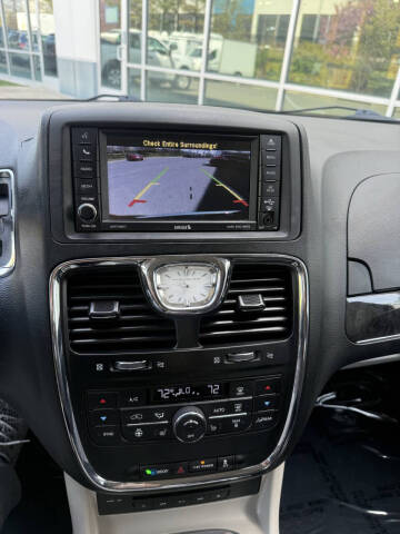 2015 Chrysler Town and Country Touring-L