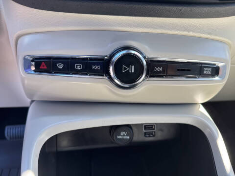 2022 Volvo XC40 T5 Momentum