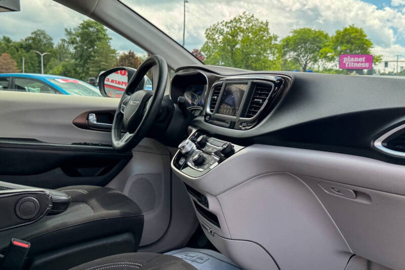 2020 Chrysler Voyager L