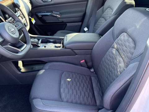 2025 Nissan Pathfinder SV