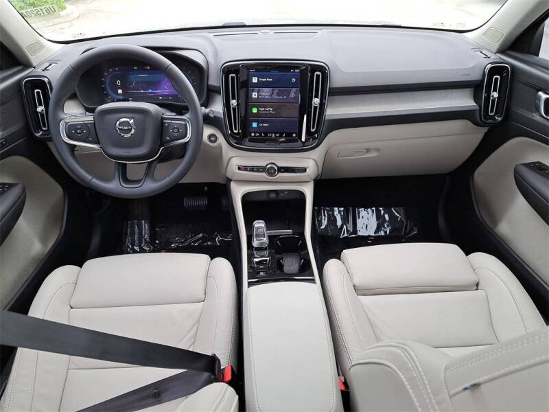 2024 Volvo XC40 B5 Plus Bright Theme