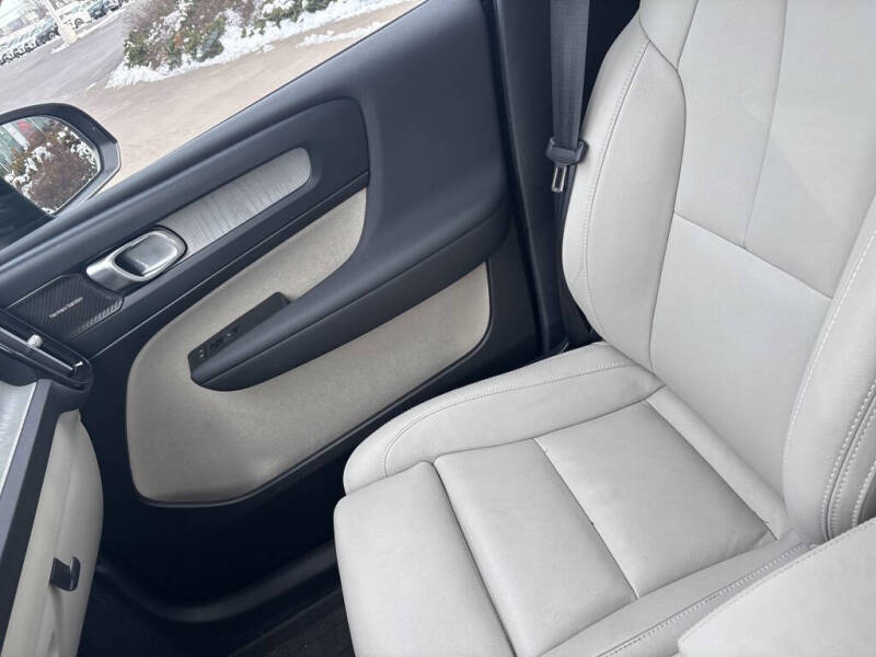 2025 Volvo XC40 B5 Plus Dark Theme