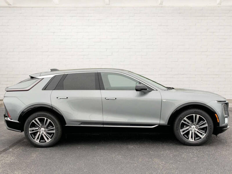 2024 Cadillac LYRIQ Luxury 2