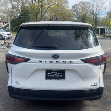2022 Toyota Sienna LE 8-Passenger