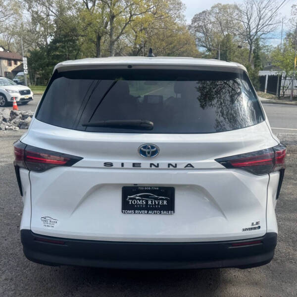 2022 Toyota Sienna LE 8-Passenger
