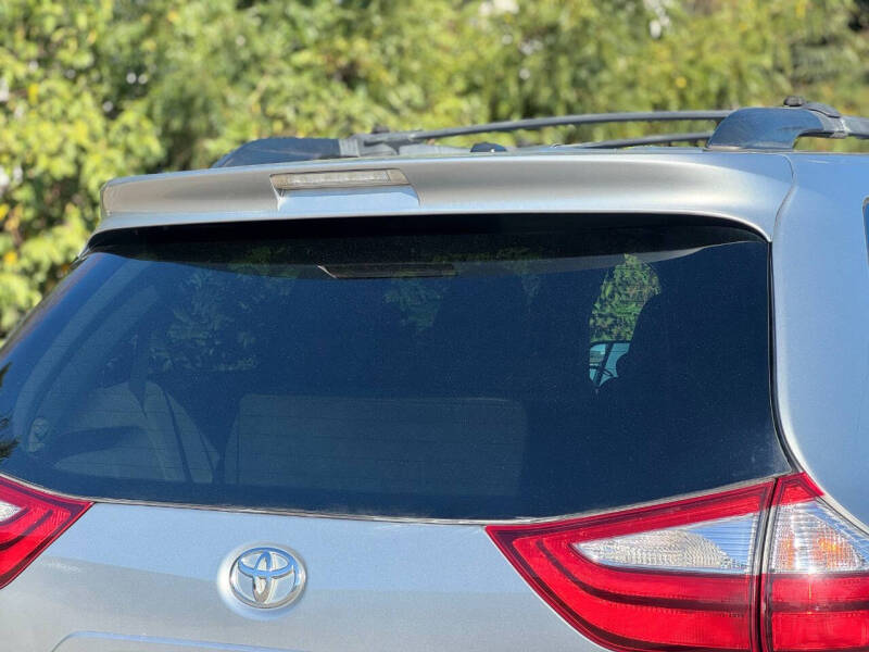 2015 Toyota Sienna LE 7-Passenger Auto Access Seat