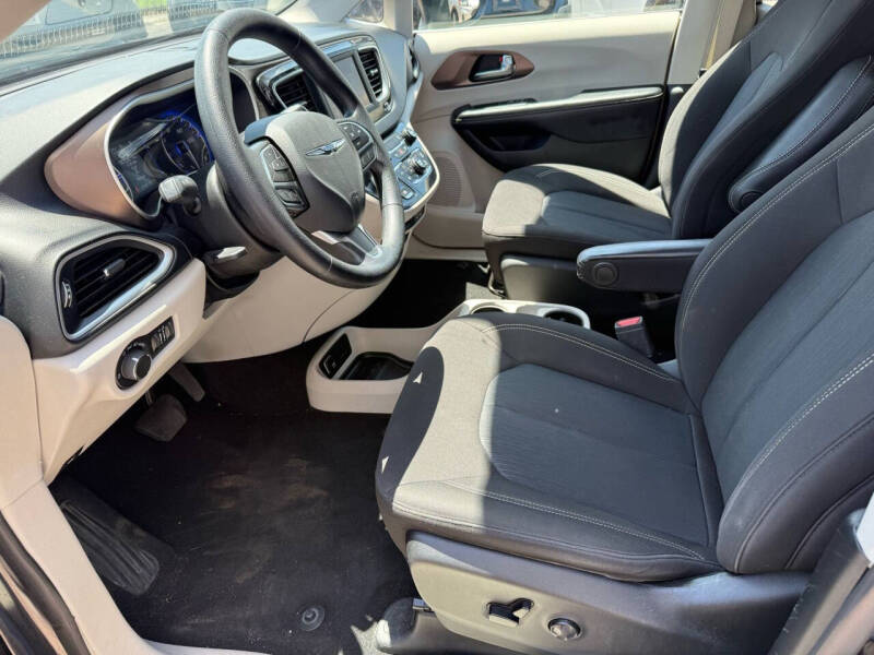 2020 Chrysler Voyager LX