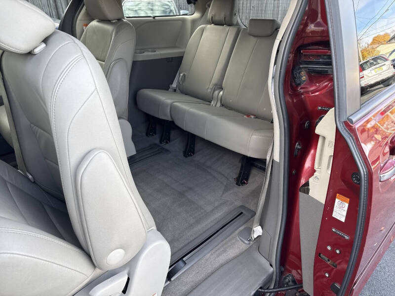 2015 Toyota Sienna XLE 8-Passenger