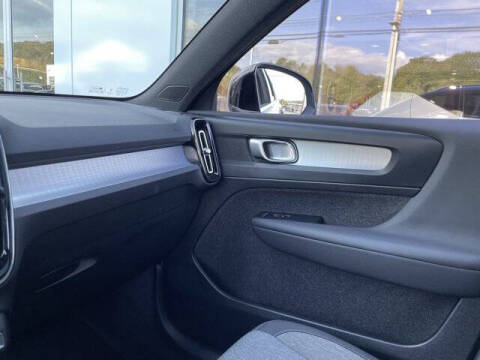 2025 Volvo XC40 B5 Core Bright Theme