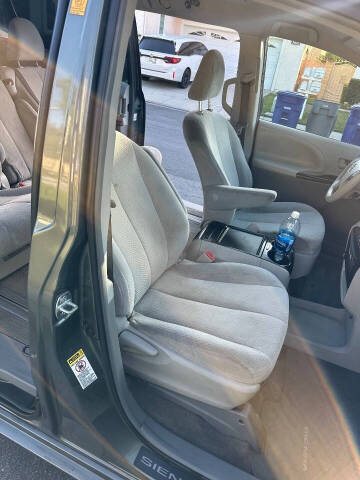 2012 Toyota Sienna LE 8-Passenger