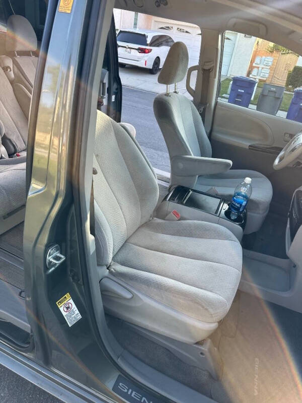 2012 Toyota Sienna LE 8-Passenger