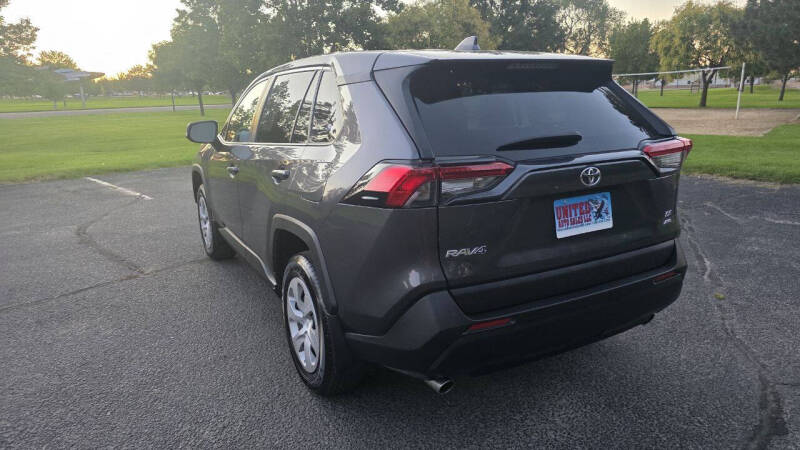 2024 Toyota RAV4 LE's photo
