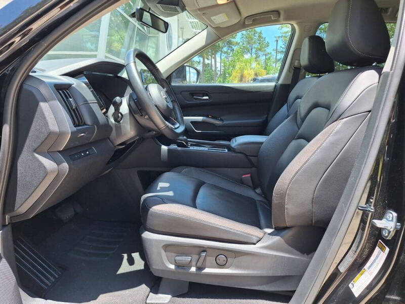 2025 Nissan Pathfinder SL