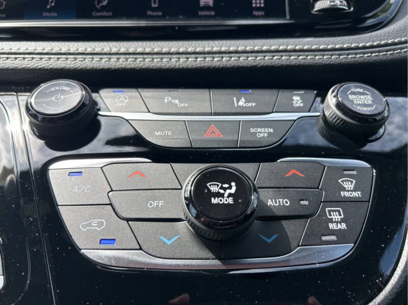 2027 Chrysler Pacifica Select