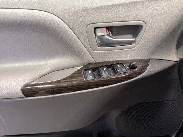 2017 Toyota Sienna XLE Premium 8-Passenger