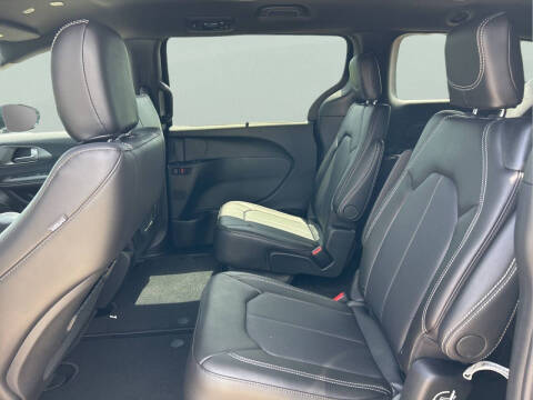 2027 Chrysler Pacifica Select