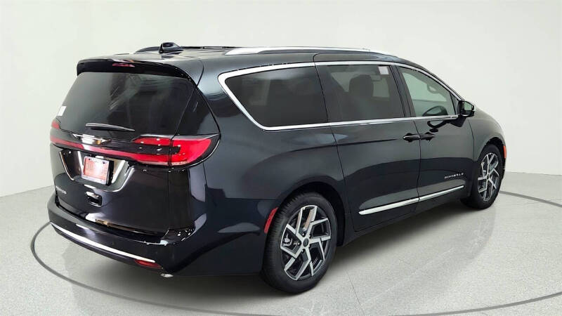2027 Chrysler Pacifica Pinnacle