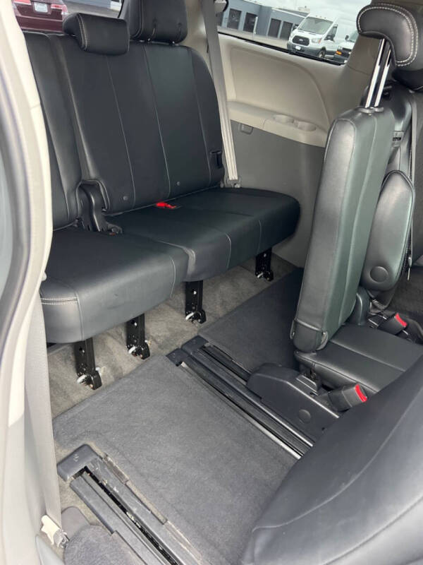 2013 Toyota Sienna SE 8-Passenger