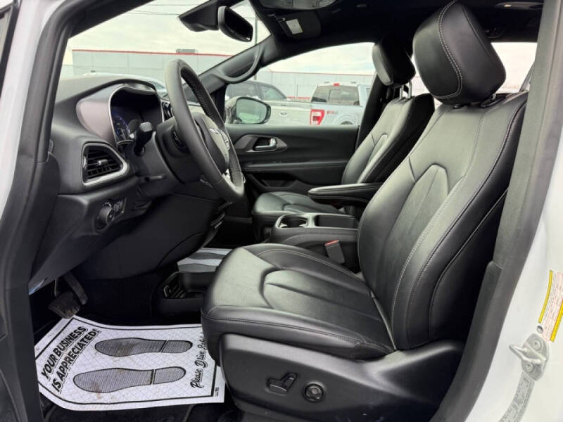 2025 Chrysler Pacifica Select