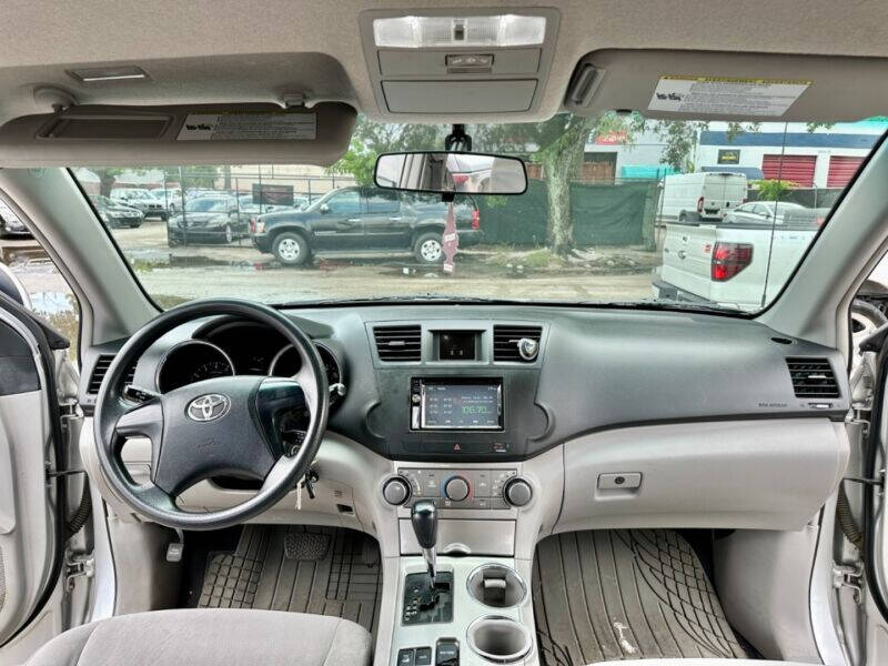 2012 Toyota Highlander  - $17,995