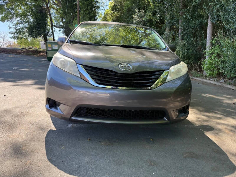 2013 Toyota Sienna LE 8-Passenger
