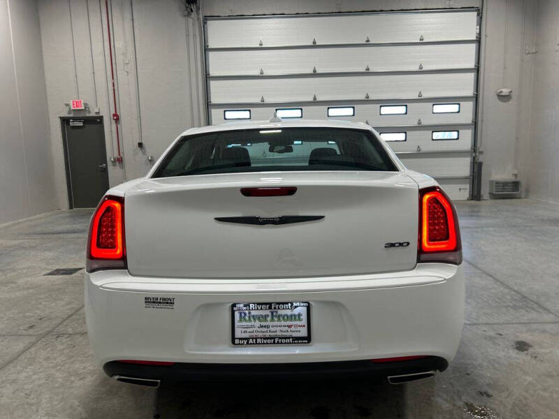 2022 Chrysler 300 Touring