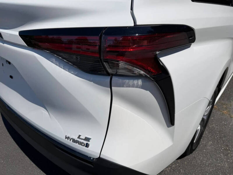 2022 Toyota Sienna LE 8-Passenger