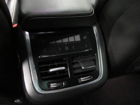 2022 Volvo XC60 B5 R-Design