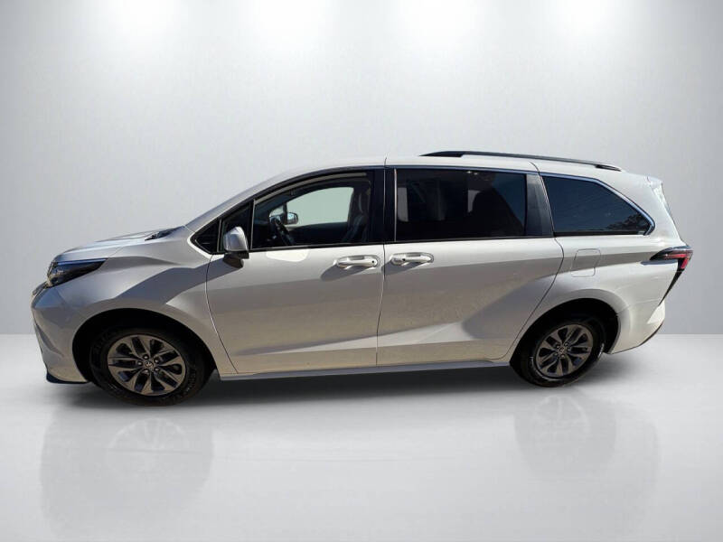 2022 Toyota Sienna LE 8-Passenger